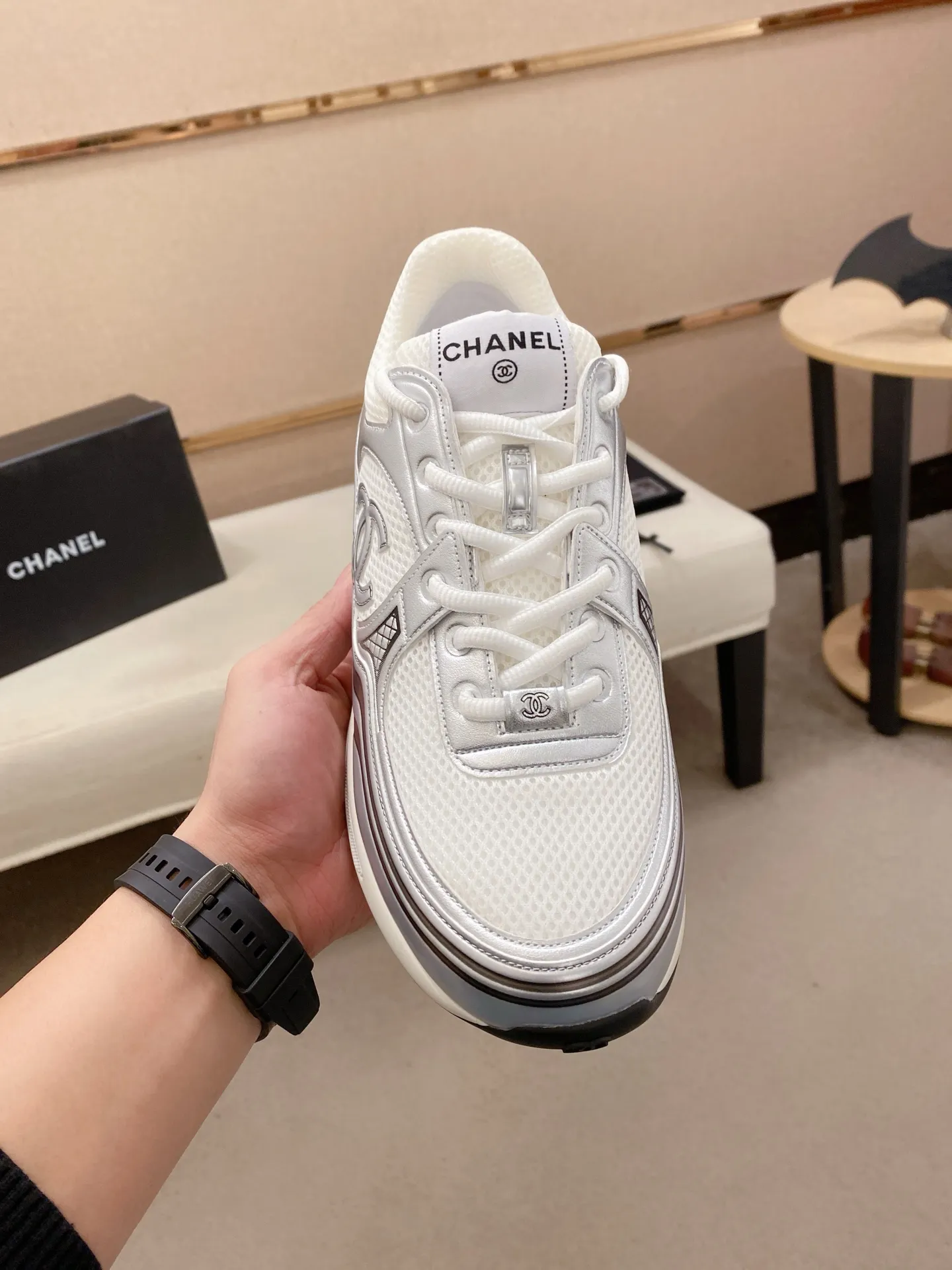Factory price: 620💰 Chanel Chanel - 2026 counter top casual sports shoes This classic design; the upper is electro-embroidered with a variety of techniques; the outsole is fashionable and sporty; the extraordinary inclusion of a variety of color matching elements... The diversified mix and match is very beautiful and versatile, casual, fashionable, sports and outdoor can be taken into account... ꫛꫀꪝ Go➫ Material: ❶Upper is made of: Original imported high-mercerized smooth cow suede + special anti-mesh fabric ❷Inner use: original imported breathable mesh ❸Outsole based on: original TPU combination outsole Full set of boutique packaging for women 35–41 men 38-45